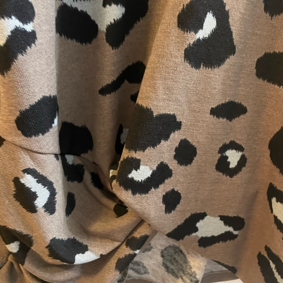 EUC 1X White Birch Twisted Hem Leopard Top - Picture 2 of 5